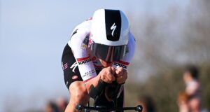 Ethan Hayter foi multado e pontos deduzidos após fazer o gesto do dedo médio durante o julgamento de Tireno-Adriatico.