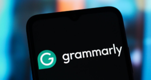 Remove gramaticalmente o recurso de IA que usa as identidades reais dos autores, o tipo de ação que o processo enfrenta