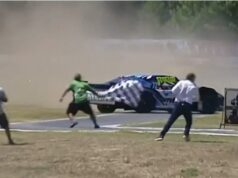 Um carro se perdeu e três pessoas correram para não serem atropeladas