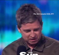 Noel Gallagher foi vaiado pelos britânicos poucos segundos depois de receber o prestigioso prêmio