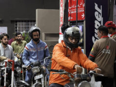 Postos de gasolina paquistaneses alarmados com a guerra no Irã | Petróleo e Gás