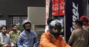 Postos de gasolina paquistaneses alarmados com a guerra no Irã | Petróleo e Gás