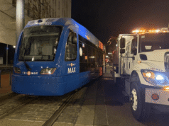 Trem MAX descarrila no centro de Portland após acidente envolvendo carros