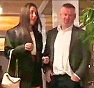 ‘Pior para usar’ Wayne Rooney se entrega a duas mulheres misteriosas até as 3h25 da manhã na cerimônia pré-premiação britânica em um hotel de luxo