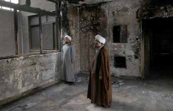 Um ataque aéreo supostamente atingiu um prédio de reuniões em Qom para discussões planejadas subsequentes