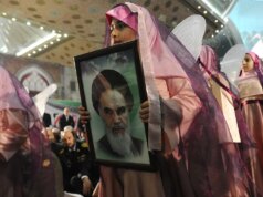 Especialistas dizem que o Irã usa a doutrinação como ferramenta de controle político