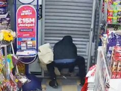 Momento em que o facador implora ‘tire-me daqui’ e tenta desesperadamente abrir as venezianas depois de ficar preso dentro de agências de notícias