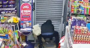 Momento em que o facador implora ‘tire-me daqui’ e tenta desesperadamente abrir as venezianas depois de ficar preso dentro de agências de notícias