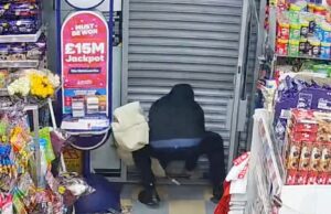 Momento em que o facador implora ‘tire-me daqui’ e tenta desesperadamente abrir as venezianas depois de ficar preso dentro de agências de notícias