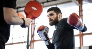 Karen Chukhadzian se compromete com a oferta de eliminação do título IBF de Paddy Donovan