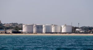 Um analista diz que o ataque ao terminal de exportação iraniano pode levar ao aumento dos preços do petróleo