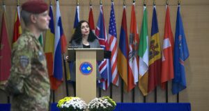 O presidente do Kosovo dissolve o parlamento enquanto a nação enfrenta uma crise constitucional