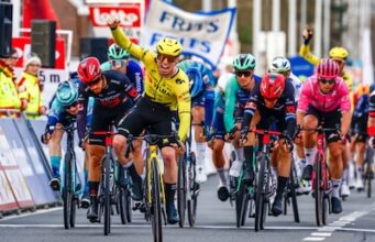 Sábado ao solo a uma velocidade de 60 quilômetros por hora. Um dia depois, Matthew Brennan (Visma) venceu em Kuurne-Bruxelas-Kuurne.