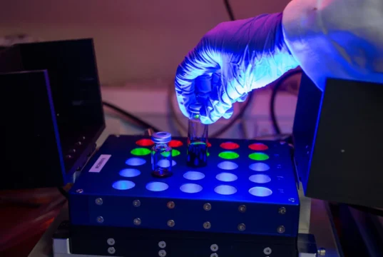 Um erro do laboratório de Cambridge revela uma nova maneira poderosa de modificar moléculas de medicamentos