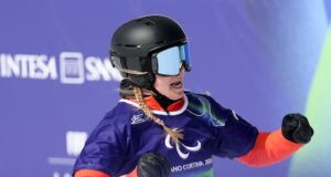 Medalha de prata para a snowboarder Lisa Bunschoten-Vos nas Paraolimpíadas, uma manobra com capacete de ouro não acontecerá para Jeroen Kampschreur após a queda.