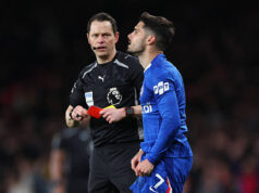 Chris Sutton chama Pedro Neto de ‘idiota’ após cartão vermelho na derrota do Chelsea para o Arsenal