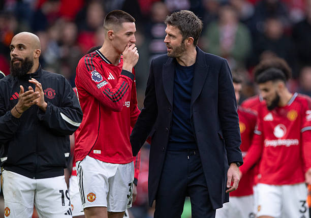 manchester-england-manchester-united-manager-michael-carrick-talks-with-benjamin-sesko-after.jpg