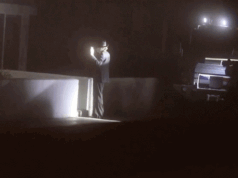 Pegue o suspeito vestido de forma estranha. Milhares de milionários morreram em sua casa de praia.