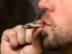 Seu parceiro bateu nele por filmá-lo enrolando um baseado