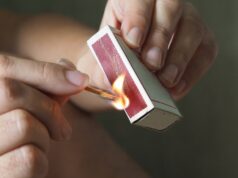 Um desafio cuspidor de fogo resultou na hospitalização de um adolescente com queimaduras graves.