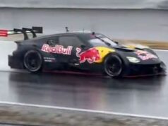 Max Verstappen viaja por uma pista japonesa em um carro Super GT.