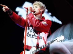 A reação dos fãs quando MGK cai em um buraco no palco em um show em Londres: ‘Eu realmente espero que você esteja bem’