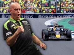 Van Gerwen durante a Fórmula 1 em Silverstone: Jogadores de dardos jogam dardos durante o GP