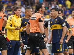 Adam Bareiro marcou seu gol e escalou a cerca, mas o VAR encontrou Janson um milímetro de impedimento