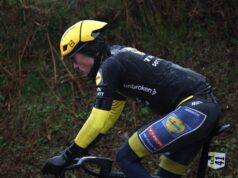 O líder da corrida, Juan Ayuso, abandonou Paris-Nice após uma forte queda em condições horríveis de chuva.