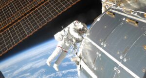 Astronautas da NASA se aventuram no espaço em um dia histórico