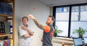 A doença do dardo é contagiosa? Profdarter (35) chora no palco: ‘Darterito não está entre as orelhas’