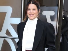 Os sapatos de Neve Campbell parecem super caros, mas na verdade custam US$ 119