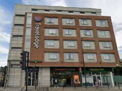 O funcionário do Travelodge deu à mulher a chave do quarto do hotel antes de agredi-la sexualmente na cama