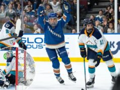 Anna Segedi, do Goldeneyes, marcou seu primeiro gol na PWHL na vitória sobre os Sirens