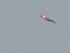 Momento chocante: jato de combate dos EUA gira em espiral em uma bola de fogo sobre a base do Kuwait durante o ataque com mísseis do Irã, enquanto ‘vários’ aviões caem