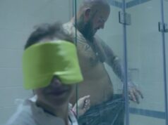 Momento bizarro Estrela pornô tatuada algemada toma banho com mulher casada