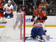 Os Islanders foram dominados pelos Ducks quando sua seqüência de cinco vitórias consecutivas foi quebrada