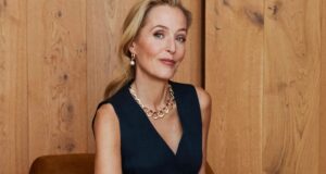 M&S ultrapassa limites com coleção de primavera deslumbrante para ‘reenergizar guarda-roupas’ e campanha liderada por Gillian Anderson