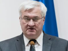 A Ucrânia acusou a Hungria de fazer sete dos seus cidadãos como reféns depois de a tripulação transportar dinheiro entre bancos