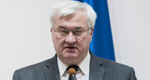 A Ucrânia acusou a Hungria de fazer sete dos seus cidadãos como reféns depois de a tripulação transportar dinheiro entre bancos