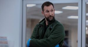 Noah Wyle, de Pitt, diz que terceira temporada envolverá cortes no Medicare