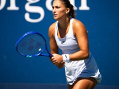 Um policial envolvido como estrela do tênis recebe uma perturbadora ameaça de chantagem horas antes de uma partida