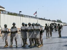 Protestos anti-EUA tornam-se violentos em frente ao Consulado dos EUA em Karachi, Paquistão