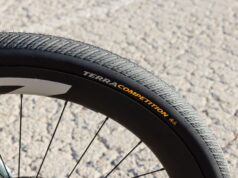 Os novos pneus de cascalho Terra Competition da Continental oferecem um verdadeiro desempenho em superfícies mistas e também uma vantagem aerodinâmica.