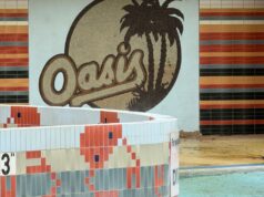 O centro de entretenimento ‘inspiração do nome da banda Oasis’ está abandonado há anos… agora está coberto de terra e árvores altas