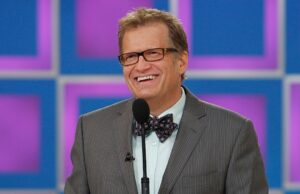 Drew Carey detalha como ignorou o ataque cardíaco antes de namorar a namorada