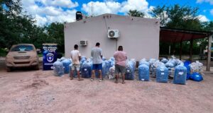 Um golpe no tráfico de drogas: Três caminhões e mais de 1.300 quilos de folhas de coca foram roubados em um posto de controle no muro norte.