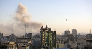 Ataques aéreos israelenses têm como alvo as instalações do Serviço de Segurança Interna iraniano