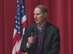 O senador Ron Wyden discursa sobre os ataques do Irã a Epstein, votação por correio na prefeitura, sudoeste de Portland