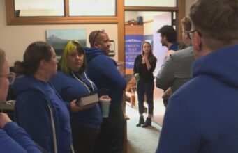 ‘Já é difícil’: professores de Portland fazem lobby por financiamento educacional